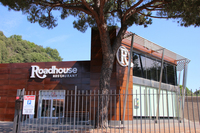 ところが2017年春、突如ステーキレストランにビルを貸して、スズキ販売店自体は、郊外で継続。