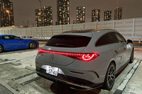 いつもの首都高・辰巳PAにて。今回ステアリングを握ったのは、上位グレードの「CLA220シューティングブレーク」。車両本体価格は710万円となる。