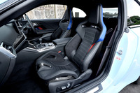 「Mレーストラックパッケージ」に含まれているカーボンシェルバケットシート。ホールド性が高いうえに電動調整が可能だ。