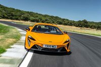 ハイブリッドの新型マクラーレンは、クリーンなラインでコーナーをクリアする。フロントのグリップの良さと軽快なハンドリングには驚かされる。