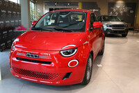 2025年11月29日、シエナのフィアット販売店に展示された新型「500ハイブリッド」。