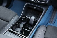 センターコンソールには、ドライブセレクターのほかカップホルダー、USBソケット、非接触充電トレーなどがレイアウトされている。