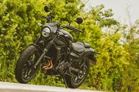 2023年3月に発表された新型「カワサキ・エリミネーター」。ロー&ロングなスタイルが目を引くが、カワサキはクルーザーではなく「フリースタイル・モーターサイクル」と同車を表している。