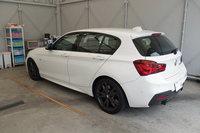 今回「ECOプラスダイヤモンドキーパー」を施工するのは、webCGの「BMW M140i」。新車登録から3年がたち、ホワイトのボディーにはどことなく薄汚れた雰囲気が漂っている。