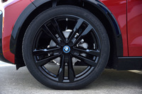 「i3s」のタイヤサイズは、標準車の155/70R19(レンジエクステンダー搭載車では、後ろ:175/60R19)に対し、前:175/55R20、後ろ:195/50R20となっている。
