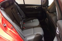 V6ターボモデルにのみ60:40の分割可倒式リアバックレストとリアセンターアームレストスルー機構が備わる。(写真はハイブリッドモデル)