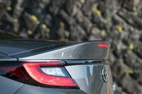 トランクリッドの後端はダックテール型のリアスポイラーになっている。