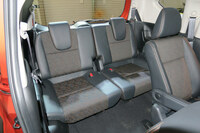 「フリード」の3列目シート(写真)は、広さの点で「シエンタ」のそれよりベター。ただし、座面と床との距離が近く、乗員の膝が浮いてしまう傾向がある。