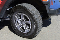 「スポーツ」のタイヤサイズは245/75R17。試乗車にはブリヂストンのSUV用タイヤ「デューラーA/T RH-S」が装着されていた。