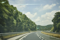 走行開始から2時間ほどたった、山口県の秋吉台インター付近にて。起点の福岡空港からは100kmくらいの地点で、まだまだ先は長い。