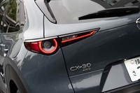 フロントも含めて灯火類は細く薄く見えるようにデザイン。メカニカルなイメージを表現している。