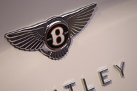 100周年モデルは、ボディー前後やホイールのセンターに100周年を示す「Centenary Gold(センテナリーゴールド)」のエンブレムが装着される。