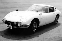 1967年3月に発売された「トヨタ2000GT」。動力性能、デザインともに当時の世界レベルに比肩する高性能スポーツカーだった。