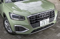 意匠が変更されたフロントまわり。グリルとボンネットの境目には、往年の名車「スポーツクワトロ」を思わせる3連のスロットが設けられている。