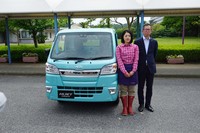 試乗会でプレゼンテーションをした「農業女子プロジェクト」のメンバー、竹ノ内真理子さん(写真左)。長野県長野市でりんご農家を営む竹ノ内家では、軽トラックが必須アイテム。普段の買い物やちょっとしたお出掛けにも利用するため、オシャレな仕様が欲しかったそうだ。