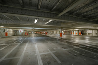 クルマが運びこまれる前の、“がらんどう”の状態のデッキ。まずは積み下ろしの順番に合わせ、どのクルマをどこに積むかのプランを組むことから荷役の作業は始まる。