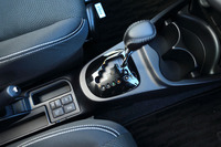 「ヴィッツ」のハイブリッドモデルには、オーソドックスな形状のシフトレバーが採用されている。