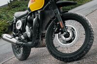 タイヤサイズは前が110/80-19、後ろが150/70R17で、ピレリのデュアルパーパスタイヤ「スコーピオンラリーSTR」を装着。ブレーキは前後ともにブレンボ製だ。