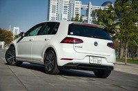 フロア下には27モジュール・264セルからなる、容量35.8kWhの駆動用リチウムイオンバッテリーを搭載する。