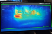 青から緑、黄、赤と変化していくにつれて、無意識に視線が向きやすいエリアを示す「サリエンシーマップ」。こうしたエリアにばかり視線が向くようになると、ドライバーの認知機能が低下していることが推定される。(写真:筆者撮影)