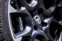 フロントにブラックのブレンボ製4ポッドブレーキキャリパーを採用。駆動輪にスリップが生じた際、スリップした側に自動的にブレーキをかけ、もう一方の駆動輪のトラクションを確保する「TTC(トルク・トランスファー・コントロール)」も標準装備となっている。