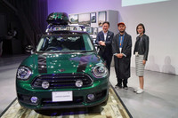 都内で開催された車両のお披露目会より。写真左からBMWジャパンの山口智之MINIディビジョン営業部長 、ファッションデザイナーの山根敏史氏、アイリーン・ニッケインMINIマーケティングマネージャー。山根氏は電車に極力乗らない主義のため、移動にはほとんどクルマを利用。洋服などと同じく道具として考えていると語った。