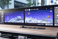 2画面を使って「アクアリウム」のアプリを起動したところ。魚にタッチすることでエサやりができる。