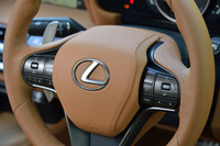 ステアリングホイールは、直径365mmの小径タイプ。手のひらの圧力分布を解析した上でデザインするなどして、フィット感や快適性が追求されている。