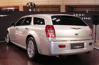 クライスラー「300Cツーリング・コンセプト」
【スペック】
全長×全幅×全高=4999×1881×1483mm/ホイールベース=3048mm/駆動方式=FR(セダン、ワゴンは4WD)/5.7リッターV8