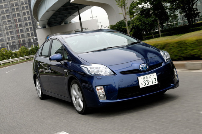【スペック】全長×全幅×全高=4460×1745×1490mm/ホイールベース=2700mm/車重=1400kg/駆動方式=FF/1.8リッター直4DOHC16バルブ(99ps/5200rpm、14.5kgm/4000rpm)+交流同期電動機(82ps、21.1kgm)/価格=327万円(テスト車=349万6800円/HDDナビゲーションシステム+プリウス・スーパーライブサウンドシステム+ヘッドアップディスプレイ=21万6300円/ETCユニット=1万500円)