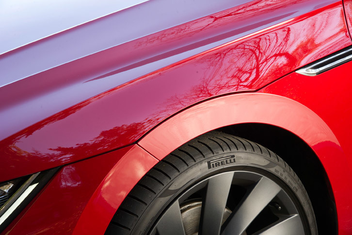 ショルダーラインと一体となった、ボンネットとフロントフェンダーパネルの境目。「アルテオン」には最新のアウディ車などと同じく、クラムシェル型のボンネットが用いられている。