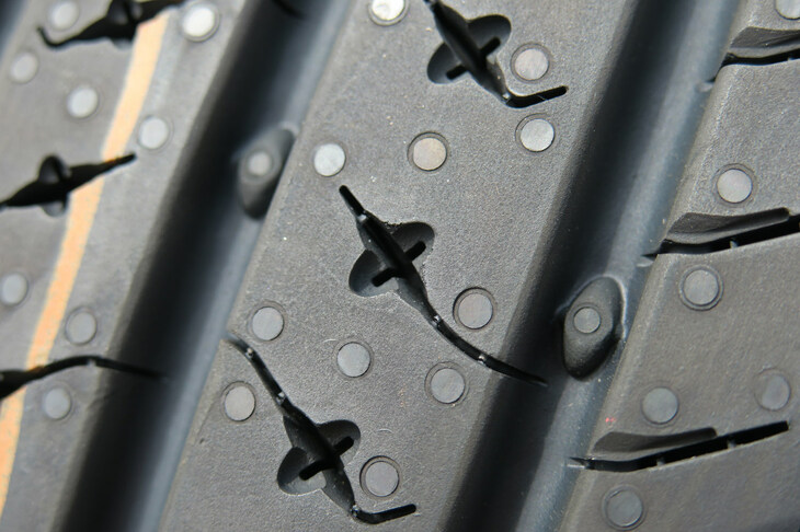 サイプには、タイヤのノイズを吸収するレゾネーター(消音室)を配置。グルーブ(縦ミゾ)を通る音を分散する突起も、ノイズの低減に寄与する。