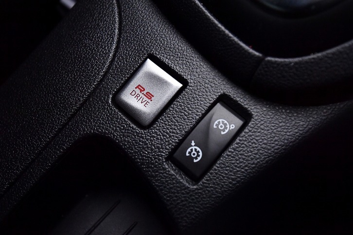 センターコンソールに配置される「R.S.ドライブ」の切り替えスイッチ(銀色のボタン)。「ノーマル」「スポーツ」「レース」の3つの走行モードが用意される。