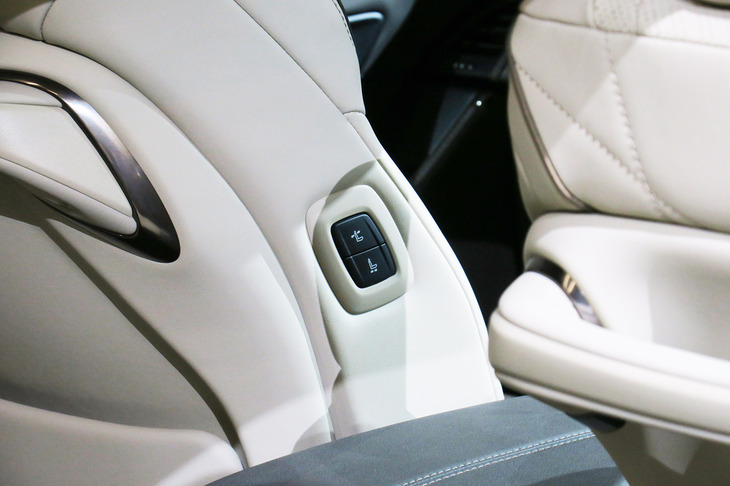 助手席は2列目シート側からリクライニングおよびスライドの操作が可能となっている。