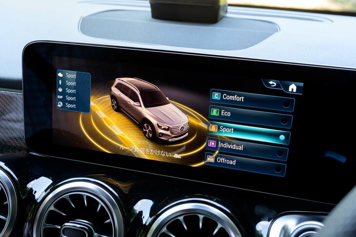 「アダプティブダンピングシステム付きサスペンション」の設定は「ダイナミックセレクトスイッチ」と連動。さらに「GLB200d 4MATIC」の「AMGラインパッケージ」装着車には、状況に応じてエンジンサウンドが変化する「スポーティーエンジンサウンド」も装備される。