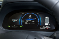 12.3インチの液晶式メーターは今回の改良で搭載。左と中央、右にそれぞれ好みの項目を表示できる。