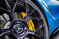 軽量化とさらなる冷却効率を実現し、ウエットコンディションでのレスポンスを向上させたという「AMG強化ブレーキシステム」を採用。イエローのブレーキキャリパーがスタンダードとなる。