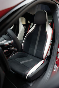 前席はヘッドルームが16mm、レッグルームが11mm、ショルダールームが12mm拡大している。