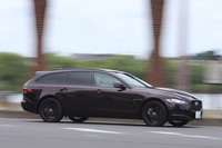 「XF」にはカーブ中に前後の内輪にブレーキをかけることでアンダーステアを抑えるトルクベクタリングが装備されており、高いコーナリング性能を実現している。