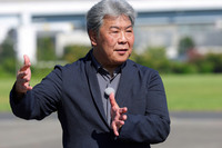 モータージャーナリストの斎藤 聡さん。自動車雑誌の編集を経てフリーランスとして独立。豊富な試乗・取材の経験から、クルマと路面の接点であるタイヤの重要性を熟知している。執筆活動のほか、安全運転を主眼においた走行会や、スノードライビングスクールのインストラクターとしても活動。