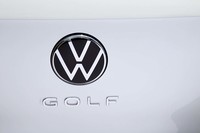 フロントと合わせて「VW」エンブレムは新しいフラットデザインタイプに変更。リアゲートオープナーを兼ねているのは従来通り。