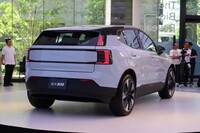 上下2段に分かれたリアコンビランプが個性を主張する。