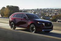 北米向けの最新3列シートSUV「CX-90」。日本向けの「CX-80」はまだ披露されていないが、これのナロー版になるのだろうか。見慣れぬボディーカラーは新色の予感。