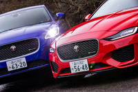 ジャガーのコンパクトクラス「E-LINE」を構成する「XE」(右)と「E-PACE」(左)。今回は先のマイナーチェンジで特徴的な「Jブレード」デザインのLED ヘッドライトに変更されたXEの高性能モデル「R-DYNAMIC HSE P300」に試乗した。
