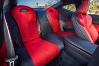 リアシートは独立式の2人掛けで、シートベルトが左右座席の中央部に配置されている。「レクサスLC」の乗車定員は全モデルとも4人。