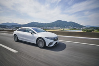 広島県内を東進する「EQS450+」。起伏の多い山陽自動車道では、道の高低の影響を受けて電費値が上下した。