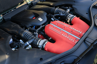 6.5リッターV12自然吸気のF140HDエンジンは最高出力830PS/9250rpm、最大トルク678N・m/7250rpmを発生。ボンネット下の限りなく後方にマウントされる(写真右がバルクヘッド側)。