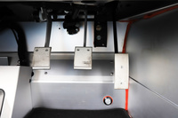 飾り気のない武骨なABCペダル。足元スペースは非常にタイトで、ソールの張り出した革靴などでは、到底自由なペダルワークは望めない。