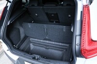 荷室はフロア下にも予備収納スペースが確保されている。フロアボードを山折りに立てることで、コンパクトな荷物も安定させることができる。