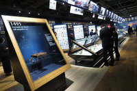 中央に位置するミニカーのショーケースは、周辺の展示がいつの年代のものかを示す“年表”の役割も担っている。